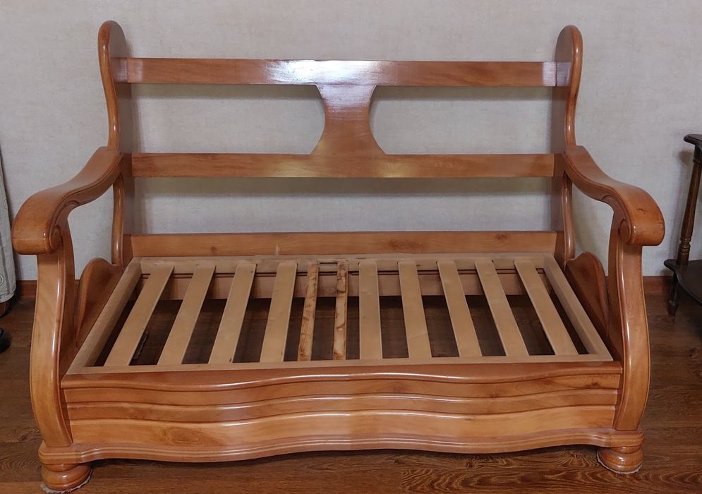 Срочно! Продаются 2 б/у дивана, натур. Дерево. Ковер в подарок
Хорошее