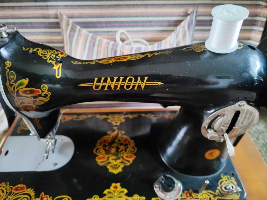 Продава се руска шевна машина "UNION".