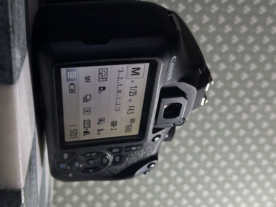 Canon EOS 2000D – kit complet pentru începători (DSLR 24 MP, Wi-Fi)