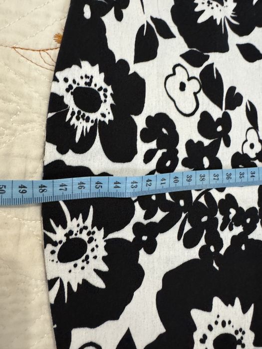 Fustă conică cu imprimeu floral alb și negru