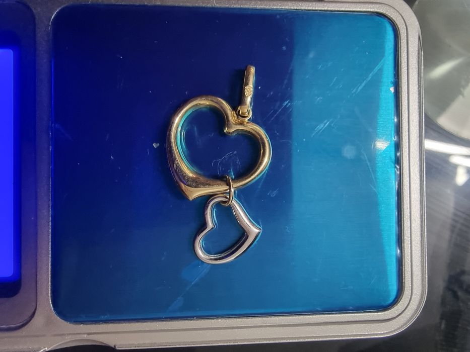 Продавам златна висулка