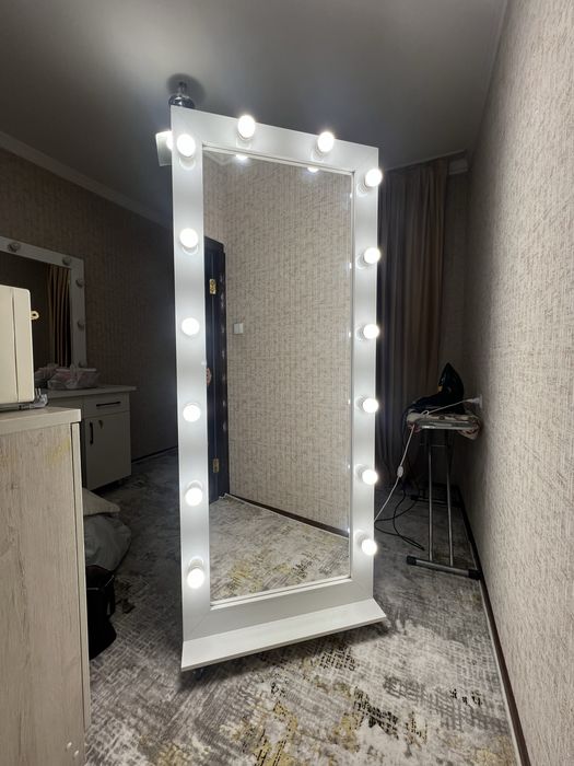 Hi tech Зеркало с красивой подсветкой