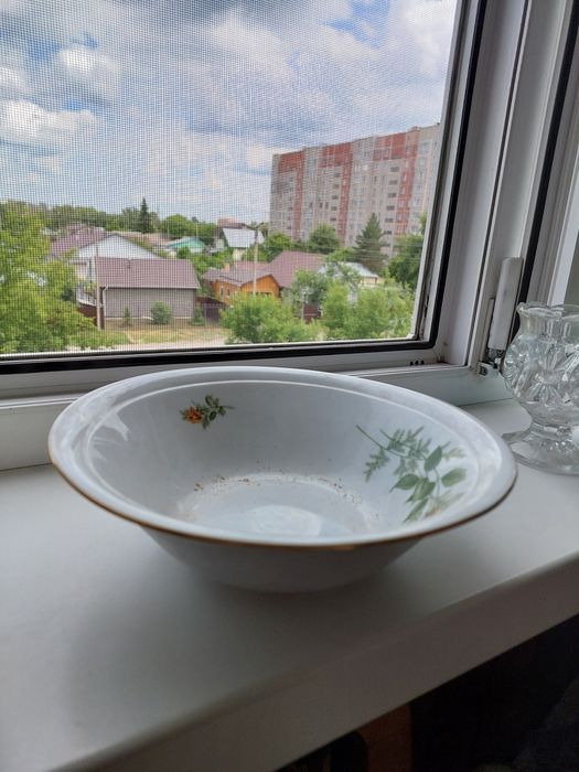 Разная посуда из стекла и дерева