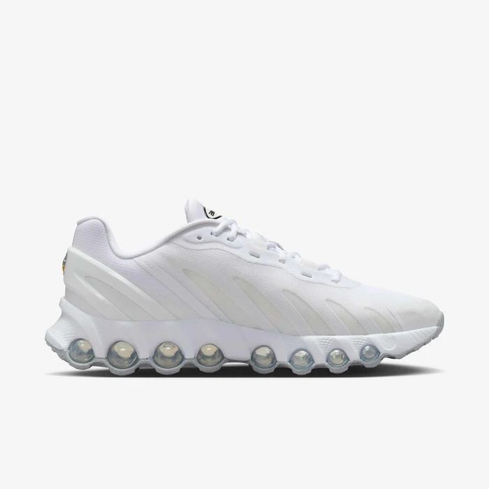 Nike DN8 triple white.