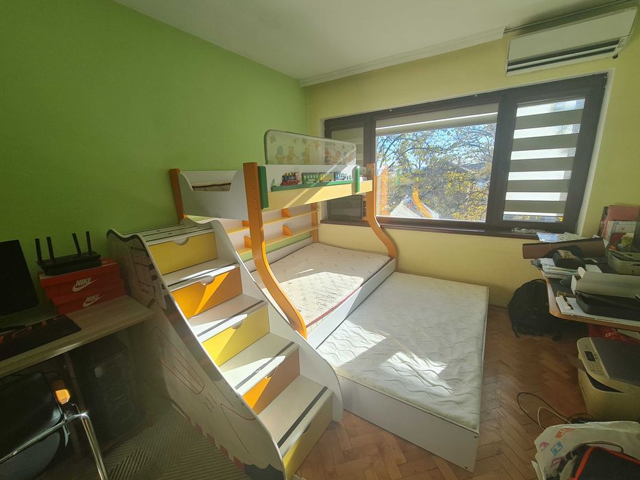 Продавам 3-етажно легло с матраци