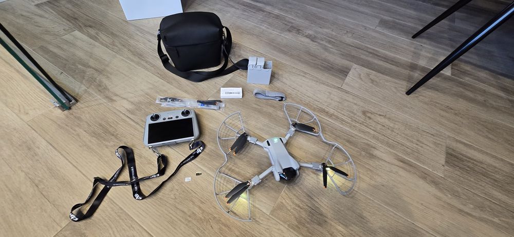 Drona DJI Mini 3 Fly More Combo + Smart Controller
