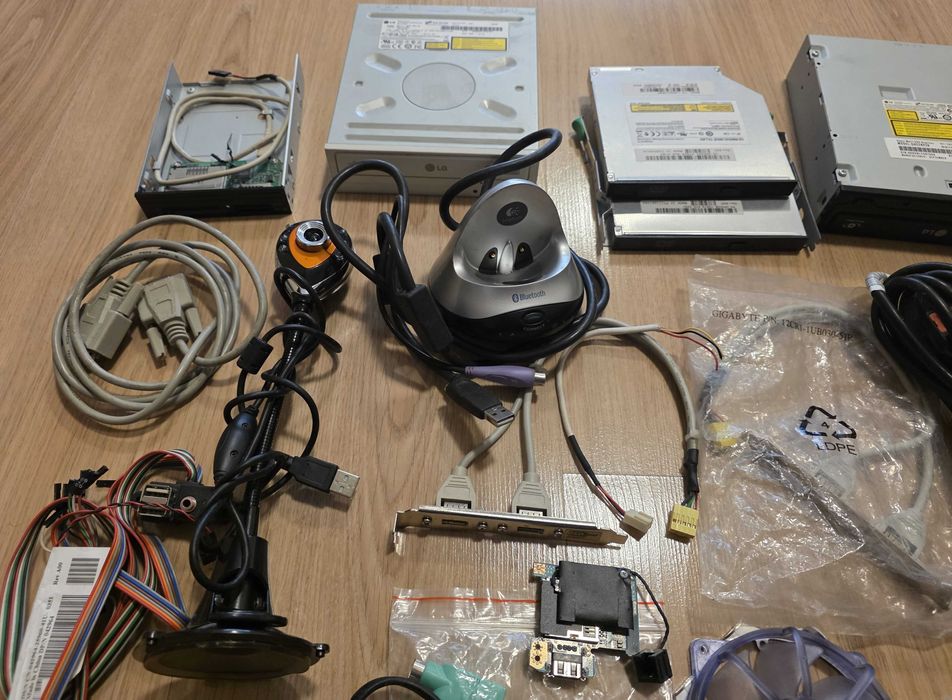 dvd, SD card reader, logitech мишка, displayport