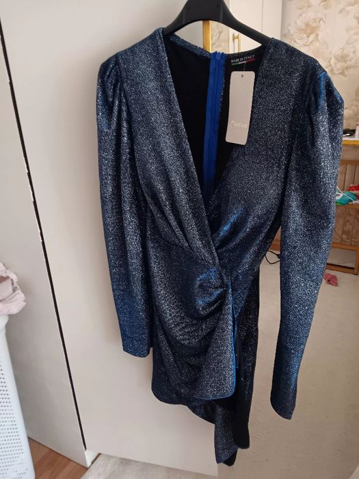 Чисто нова блестяща рокля