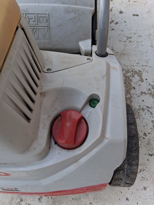 Vând scarificator de iarbă pe benzină Alko.