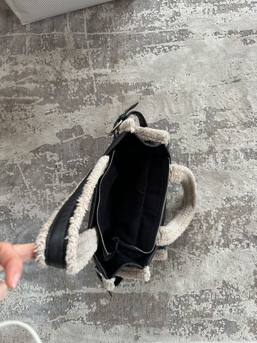 Зимна чанта в черно побира лаптоп