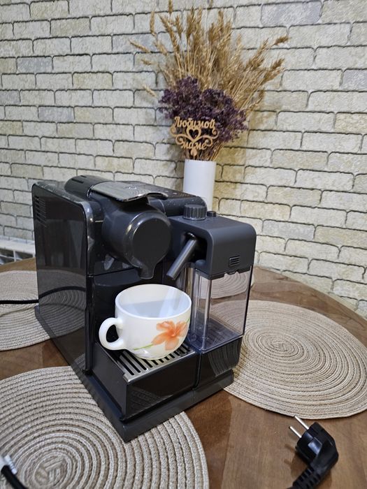 Кофемашина Delonghi (капсульная)
