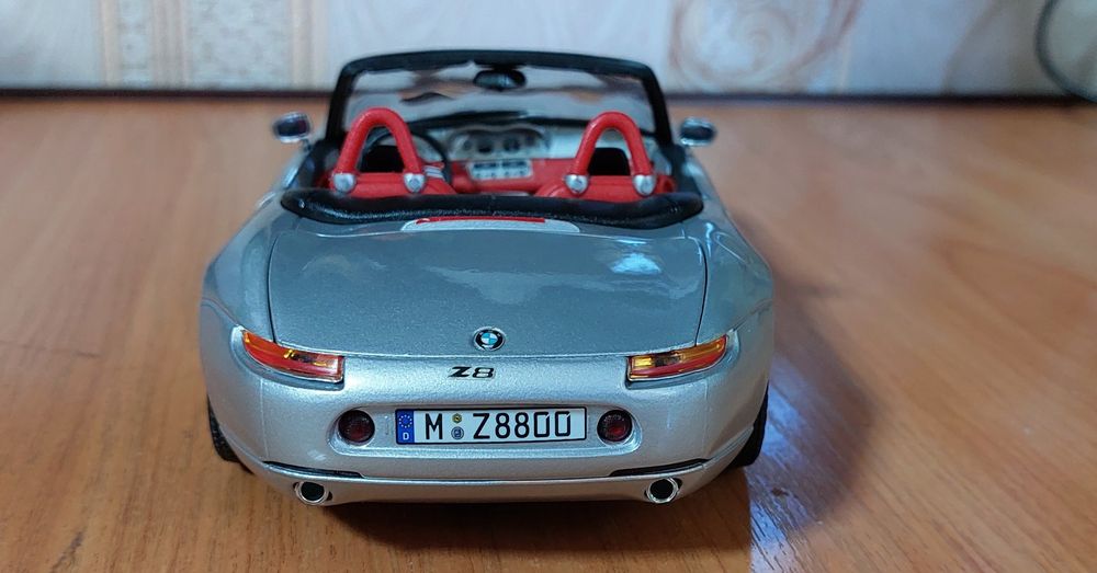 Коллекционная модель автомобиля 1-18