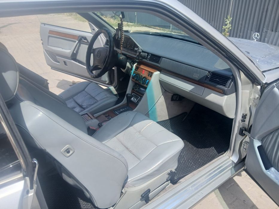 MERCEDES-BENZ  124 e 300.
