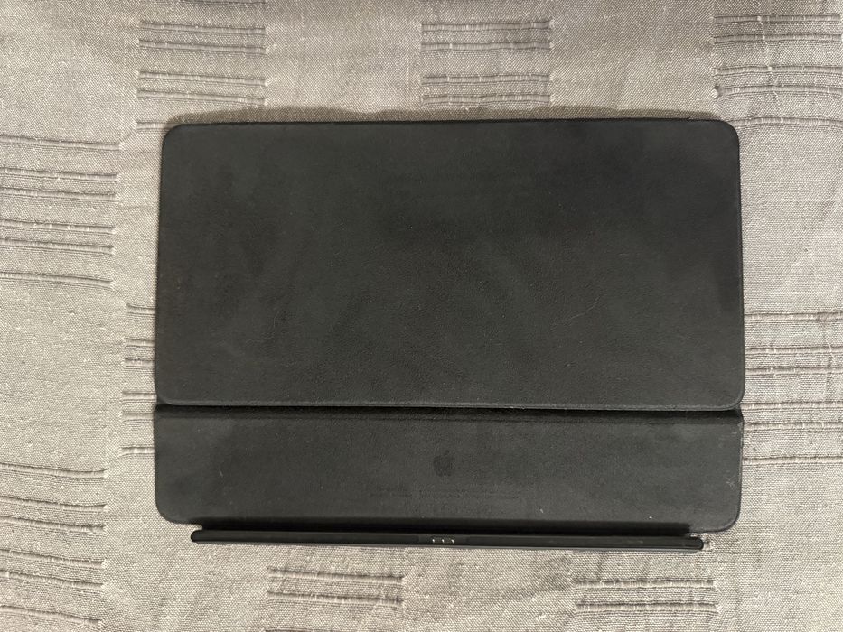 Ipad generatia a 9-a space grey si husa cu tastatura