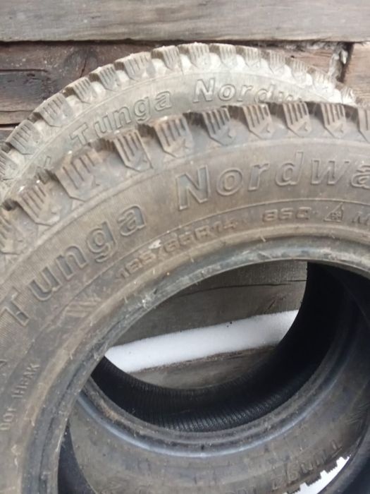 Продам две зимние шины.