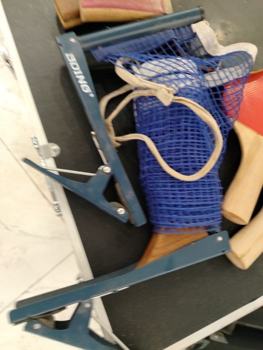 Четыре ракетки и сетка для настольного тенниса