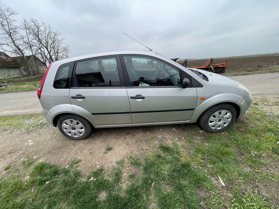 Vând Ford fiesta
