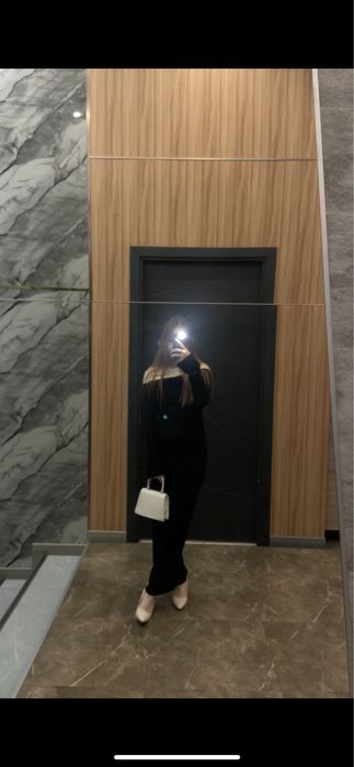 Чёрное платье с открытыми плечами