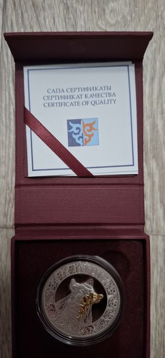 Серебряные и мельхиоровые монеты.