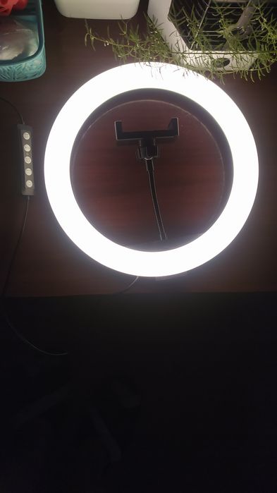 Продам кольцевую лампу.