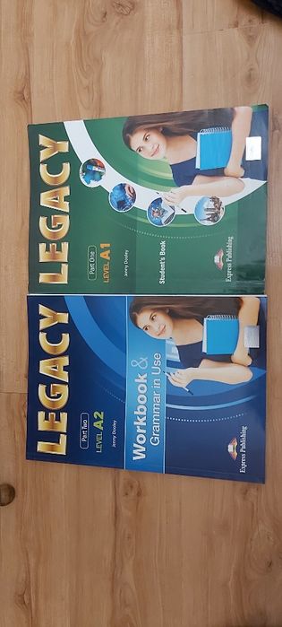 Продавам учебници .