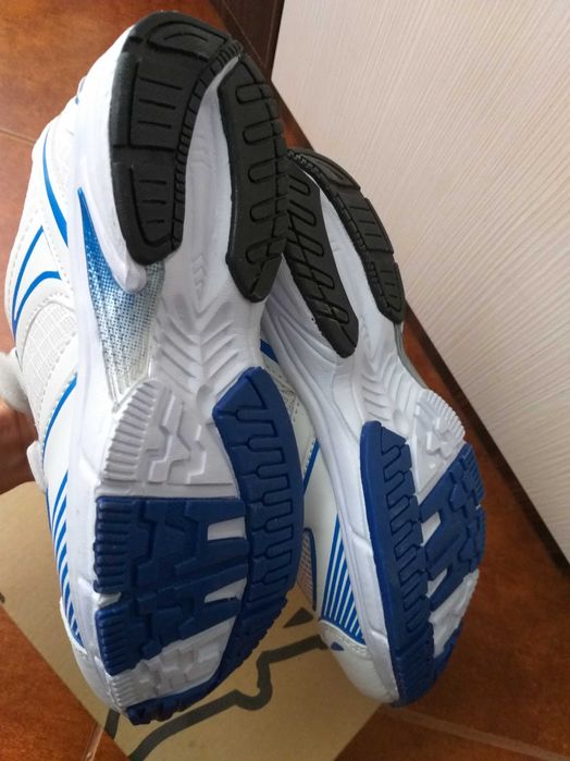 Adidași noi nr. 34, V6