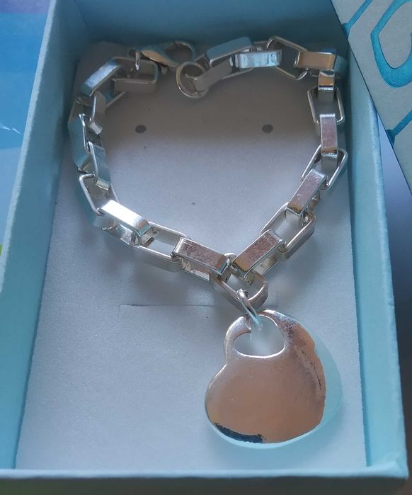 Масивен комплект, сребърен.Избор от много модели и подаръчна кутия.