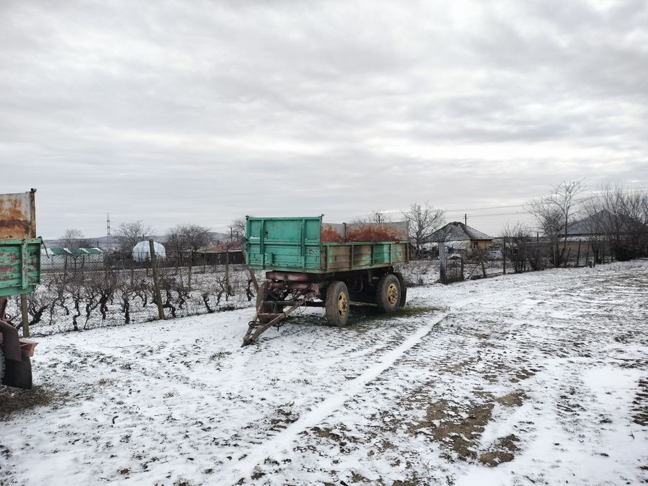 Vând remorca agricola