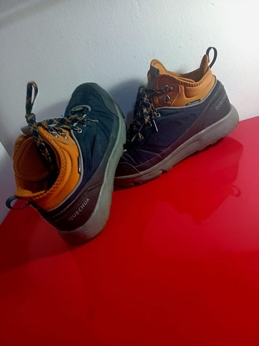 Încălțări Quechua 250 lei