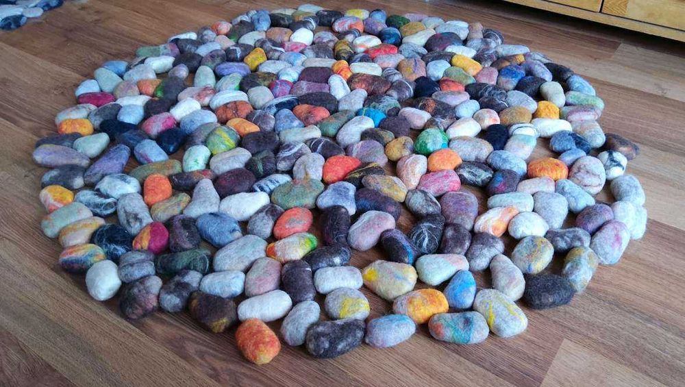 килим, пано от вълнени камъни