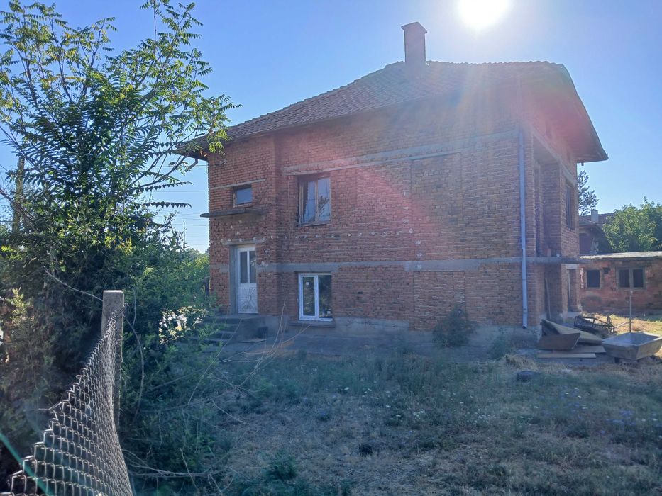 Продавам голяма къща в село малорад