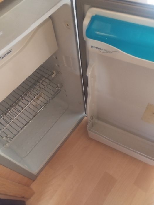 Хладилник за каравана Dometic 12-220 газ кемпер перфектно състоян