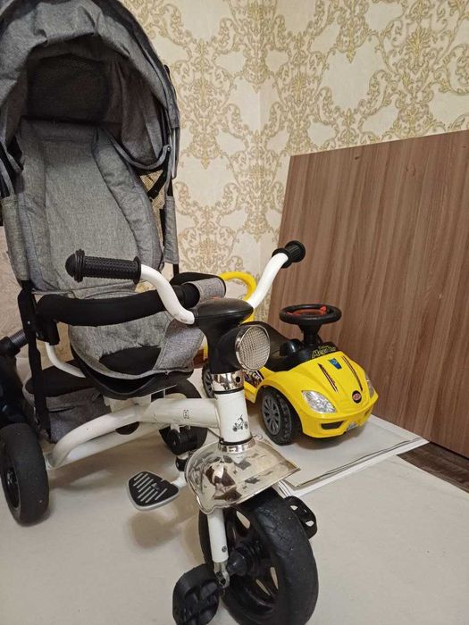 Трёхколёсный детский велосипед и машинка