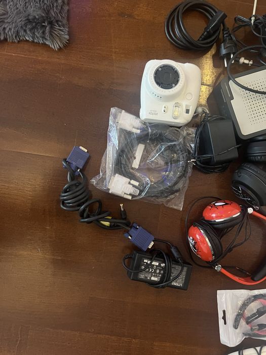 Lot diverse cabluri, încărcătoare telefoane,etc…