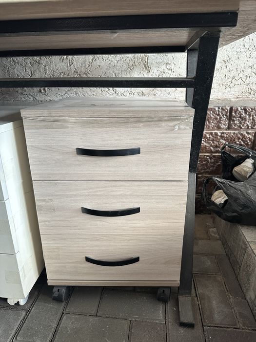 Оффисная мебель продам