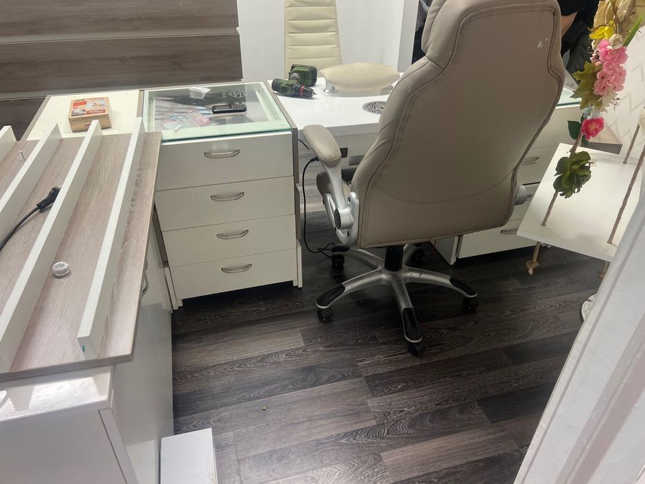 Бюро за маникюр, рецепция, рафтове, стол !