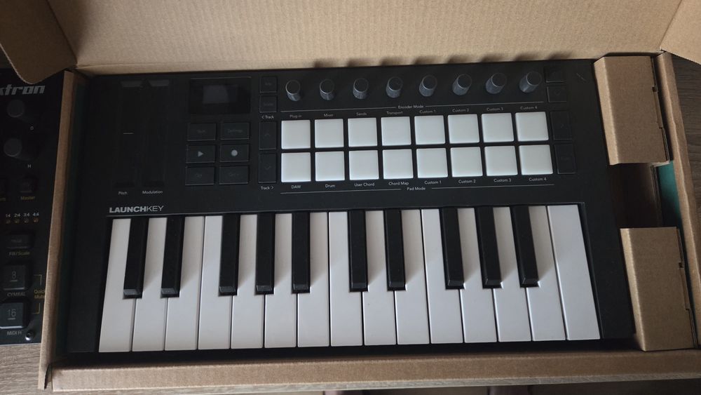 Миди контроллер Novation launchkey 25 mk4