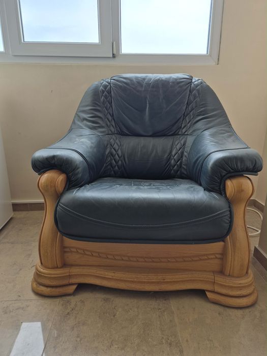 Кожена холна гарнитура и дървена маса.