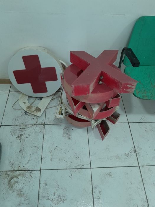 Polkalar savdo dòkoni uchun va apteka yozuvli reclamation harflari