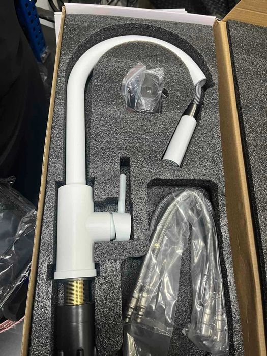 ДЕФект Бял смесител за кухня с издърпваща се глава и 2 режима  - 9600