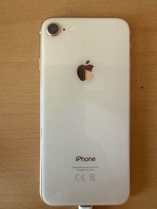 Vand 2 iphone 8 pentru piese.