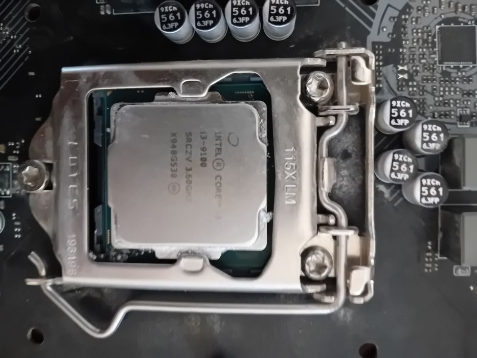 Vând placa de baza h310 defecta +procesor i3 9100