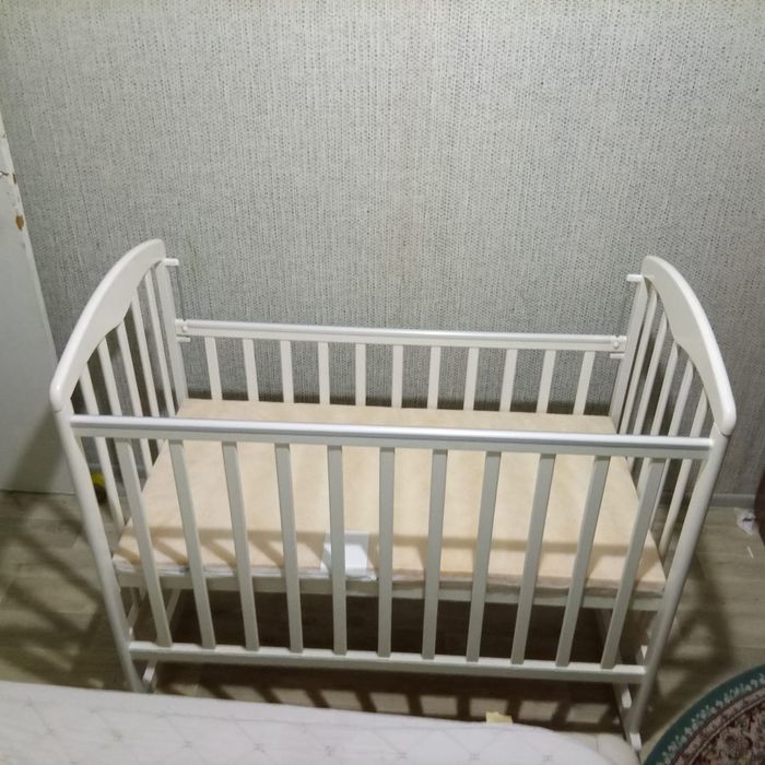Детская кровать белого