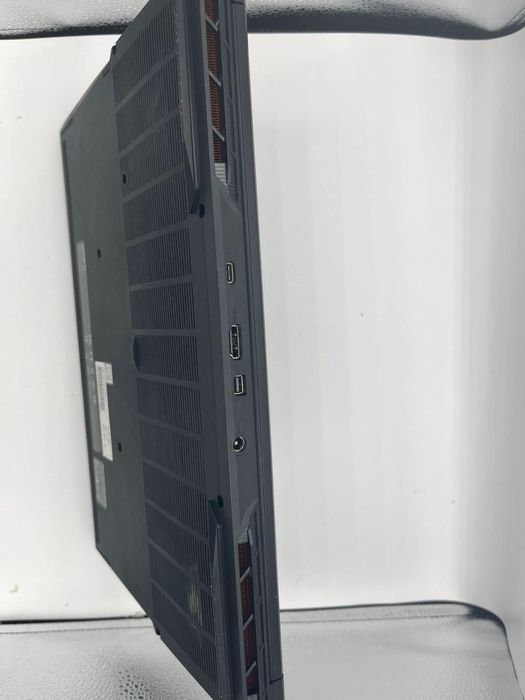 Vand sau schimb Laptop ultra gaining cu iPhone 17 Pro