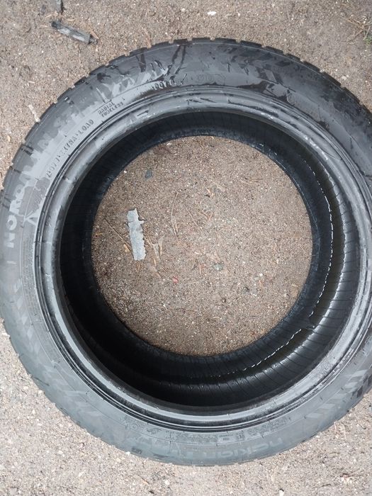2 шины Nokian 235 45 R17.