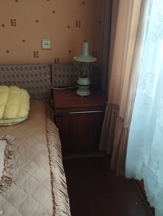 Продам 2 кровати 2 тумбочки и трюмо