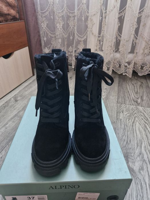 Продам зимние натуральные ботинки