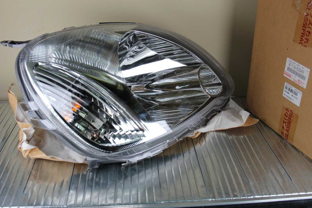 Оригинален десен фар Toyota Yaris