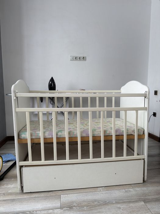 Продаю манеж сына в хорошем состояние с матрасом с низу шкаф открывает