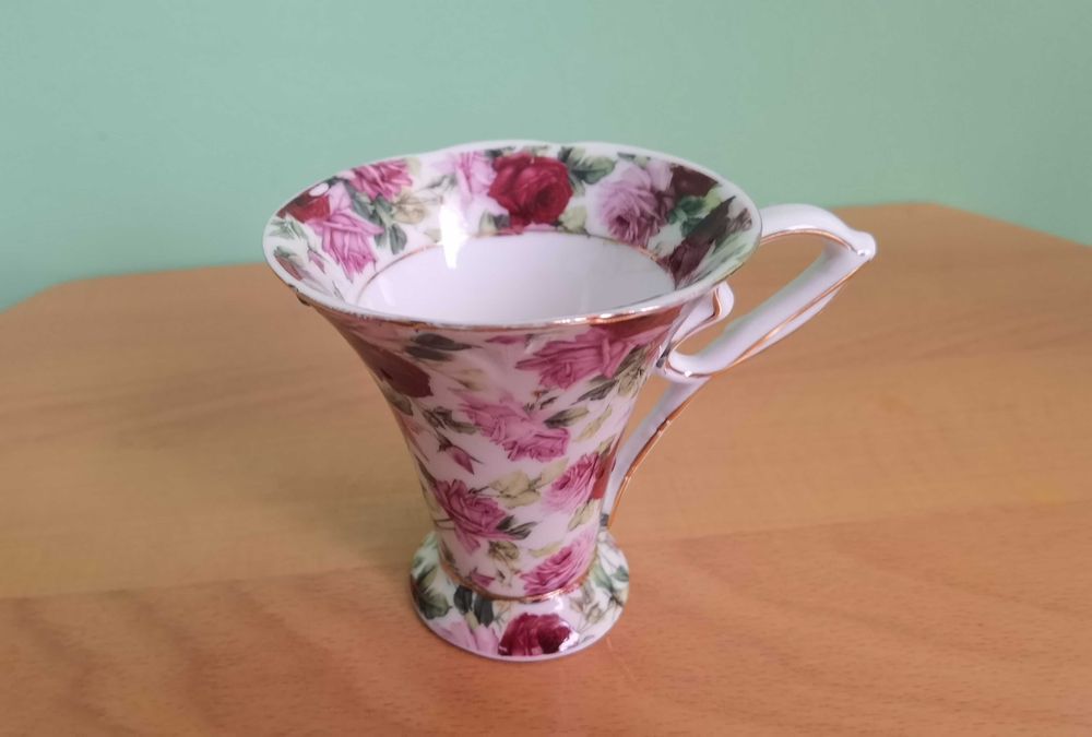 Комплект за кафе "Рози" - поднос, чашка, чинийка